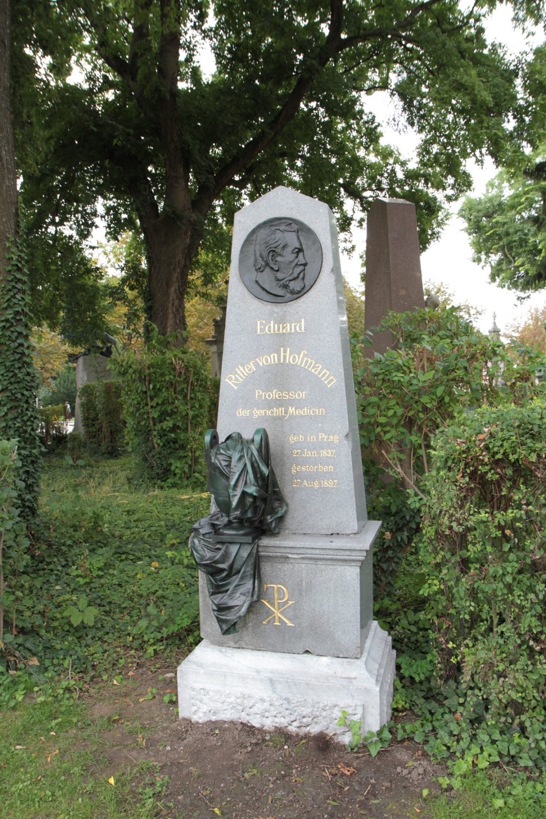 Eduard von Hofmann's tomb, Vienna - 02.JPG